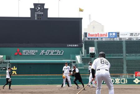 　甲子園のマウンドをでノックを受ける高橋（撮影・田中太一）