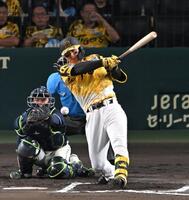 　６回、中前打を放つ森下（撮影・飯室逸平）