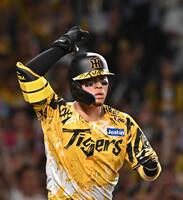 　６回、先制２ランを放ち一塁へ歩き出す佐藤輝（撮影・西田忠信）