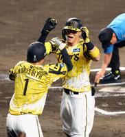　６回、先制２ランを放ち生還する佐藤輝（右）＝撮影・山口登