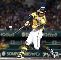 　６回、先制となる２ランを放つ佐藤輝（撮影・北村雅宏）