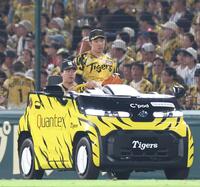 　８回、リリーフカーでマウンドへ向かう石井（撮影・北村雅宏）