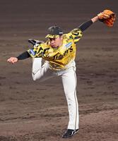 　８回に登板し無失点に抑えた石井（撮影・立川洋一郎）