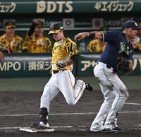 　８回、内野安打で出塁する中野（撮影・飯室逸平）