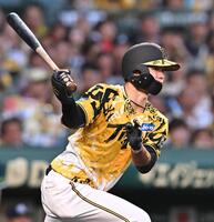 　４回、右前打を放つ中野（撮影・西田忠信）