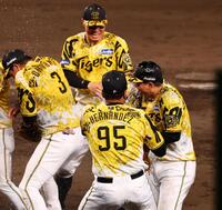 　ヘルナンデスから手荒く祝福される森下（右）＝１３日