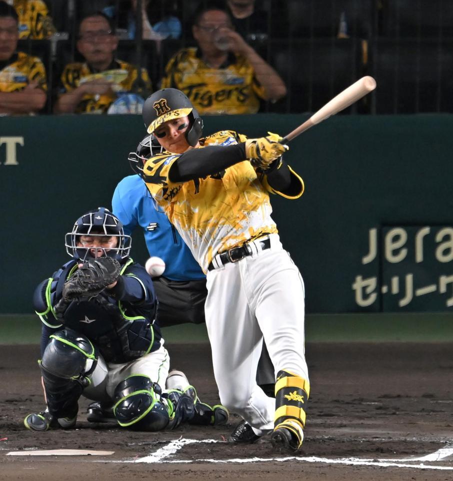 　６回、中前打を放つ森下（撮影・飯室逸平）