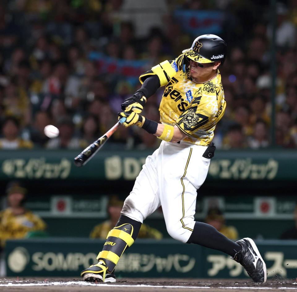 　６回、先制となる２ランを放つ佐藤輝（撮影・北村雅宏）