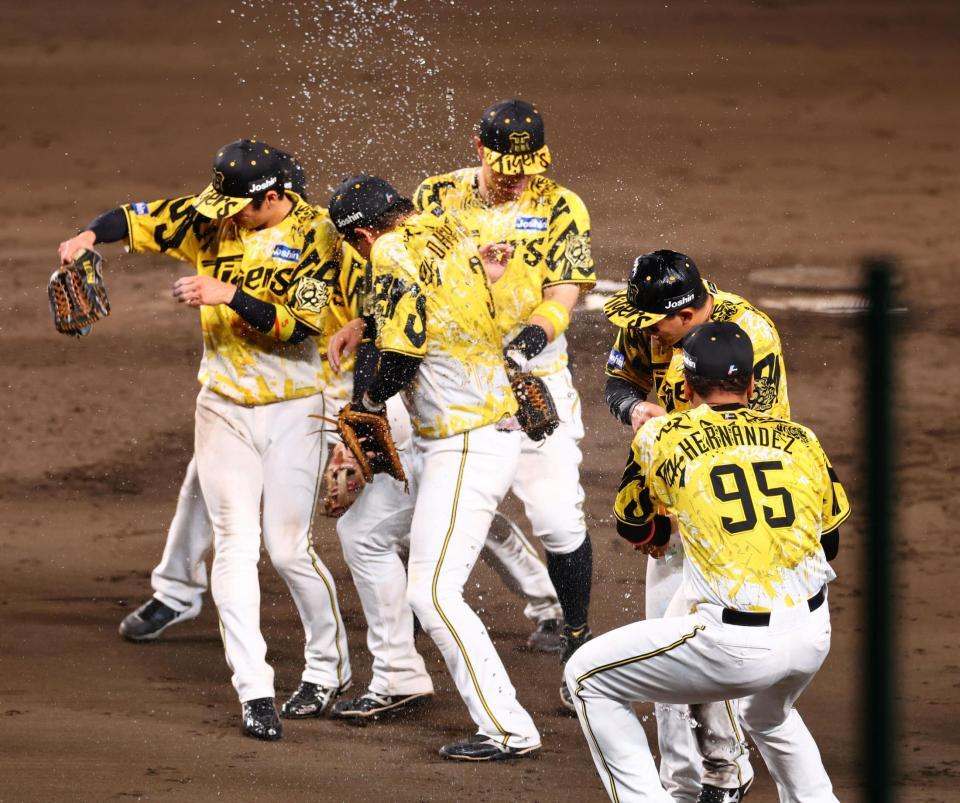 　ヘルナンデス（右）から手荒く祝福される森下＝１３日