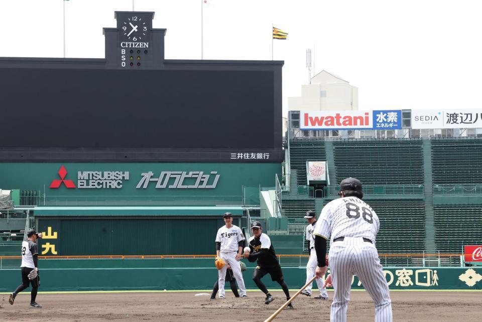 　甲子園のマウンドをでノックを受ける高橋（撮影・田中太一）