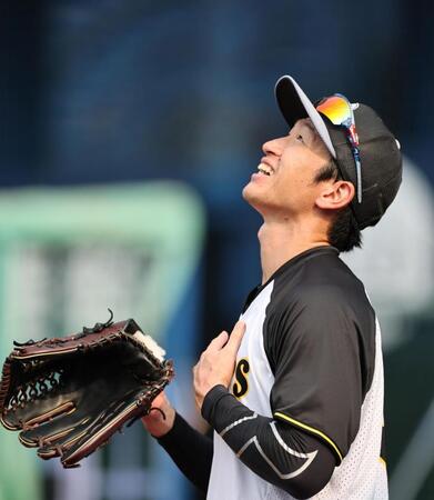 ６日、ベンチ前で胸に手をやる阪神・近本光司＝横浜（撮影・田中太一）