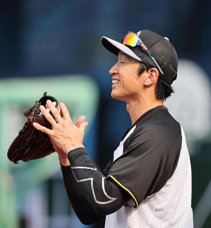 ６日、ベンチ前で手を合わせる阪神・近本光司＝横浜（撮影・田中太一）