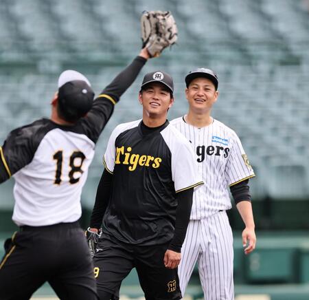 　大竹（右）らと一緒にノックを受け、汗を流す高橋（撮影・田中太一）