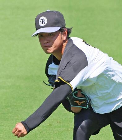 　登板に備えて汗を流す高橋（撮影・立川洋一郎）