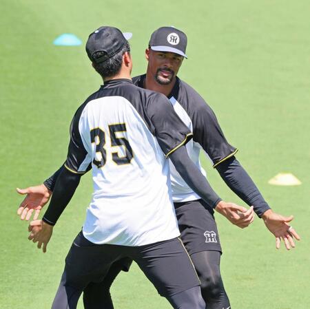 　才木（手前）とおどけるデュプランティエ（撮影・立川洋一郎）