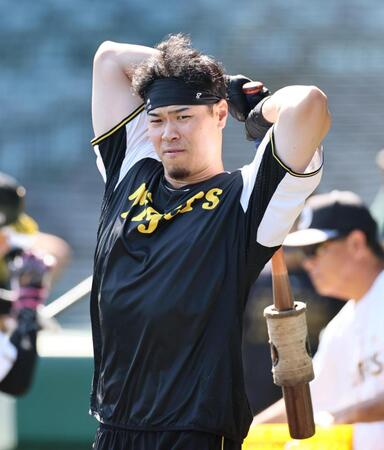 　打撃練習を待つ佐藤輝（撮影・田中太一）