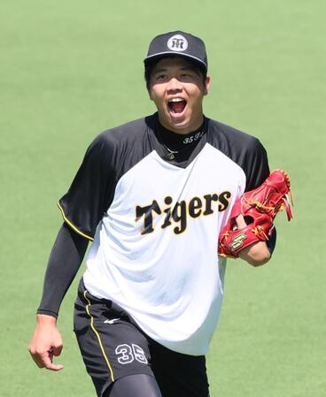 　明るい表情を見せキャッチボールをする才木（撮影・立川洋一郎）