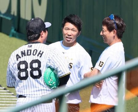 　安藤コーチ（左）と話す（右から）岩崎、石井（撮影・立川洋一郎）