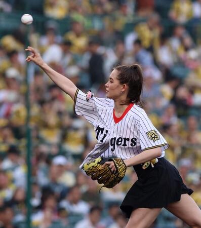 　始球式を務めるトラウデン直美（撮影・北村雅宏）