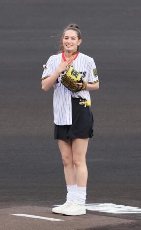 　始球式を務めるトラウデン直美（撮影・立川洋一郎）