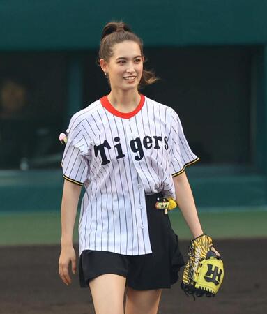 　始球式でマウンドに向かうトラウデン直美（撮影・山口登）