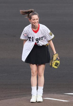 　始球式を務めるトラウデン直美（撮影・立川洋一郎）