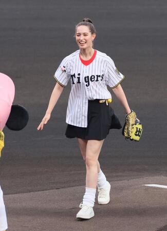 　始球式を務めるトラウデン直美（撮影・立川洋一郎）