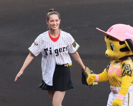 【写真】高学歴ハーフ美女モデル　黒のショーパン始球式