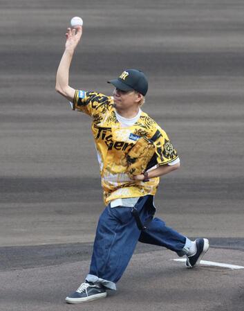 　ファーストピッチセレモニーを務める１０ーＦＥＥＴ・ＴＡＫＵＭＡ（撮影・立川洋一郎）