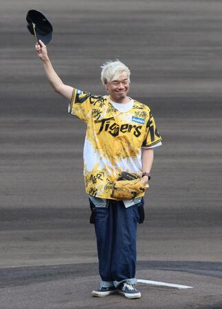 　ファーストピッチセレモニーを務め、スタンドのファンに手を振る１０-ＦＥＥＴ・ＴＡＫＵＭＡ（撮影・立川洋一郎）