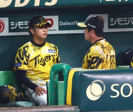 　６回を終えベンチに戻った高橋（左）は、安藤コーチから声を掛けられる（撮影・山口登）