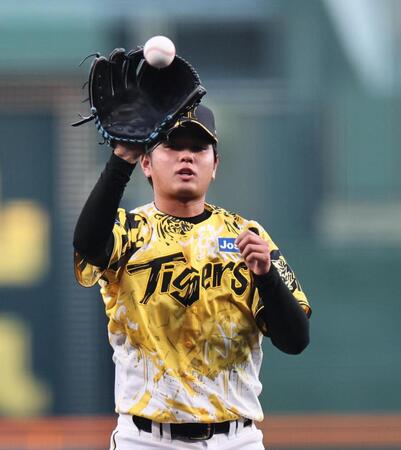 　２回、ボスラーの打球を捕る高橋（撮影・田中太一）