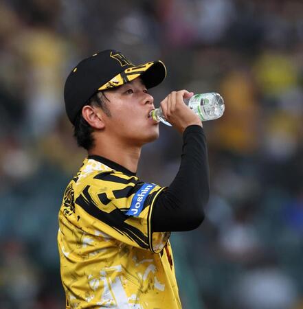 　４回の投球前、ベンチ前でペットボトルを口にする高橋（撮影・北村雅宏）