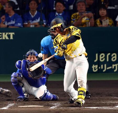 　７回、左越えに同点ソロを放つ森下（捕手・石伊）＝撮影・山口登