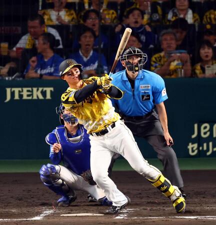 　７回、左越えに同点ソロを放つ森下（捕手・石伊）＝撮影・山口登