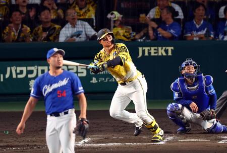 　７回、左越えに同点ソロを放つ森下（投手・藤嶋、捕手・石伊）＝撮影・山口登