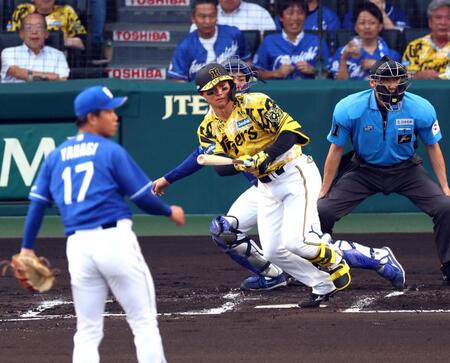 　１回、左前打を放つ森下（投手・柳、捕手・石伊）＝撮影・山口登