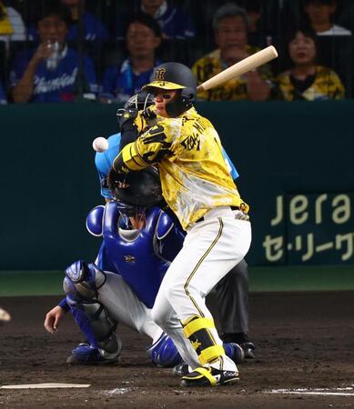 　５回、死球を受ける森下（撮影・山口登）