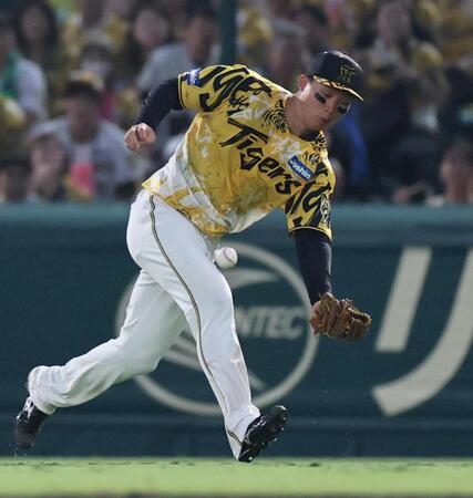 　４回、山本の打球をファンブルする森下（撮影・田中太一）