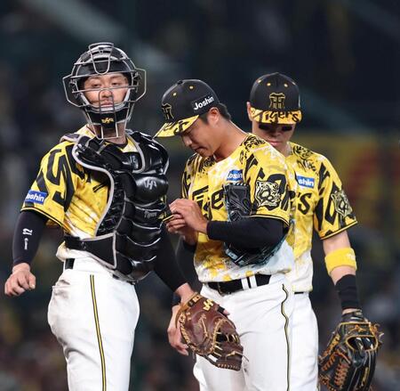 　１１回、ボスラーに勝ち越しとなる適時二塁打を浴び、ボールをこねる島本（中央）＝撮影・北村雅宏