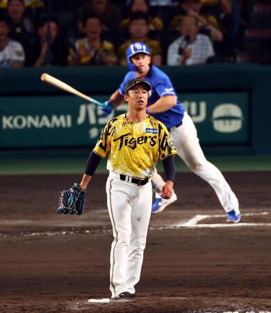 　１１回、島本はボスラ-に勝ち越し適時二塁打を許す（撮影・山口登）