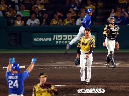 　１１回、島本はボスラ-に勝ち越し二塁打を許す（撮影・山口登）