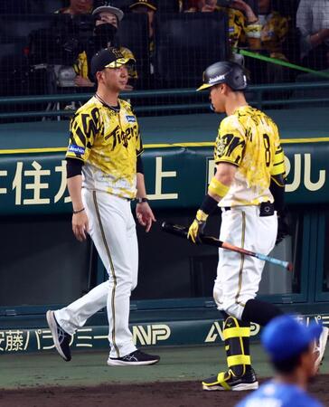 　１０回を終え、藤川監督は選手交代を告げに向かう（撮影・山口登）