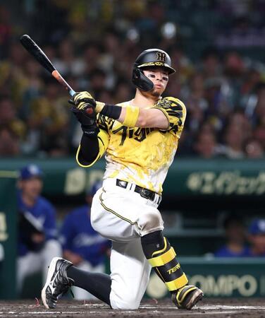 　１０回、空振り三振に倒れる佐藤輝（撮影・北村雅宏）