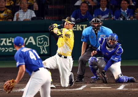 　１０回、空振り三振に倒れる佐藤輝（投手・勝野、捕手・石伊）＝撮影・山口登