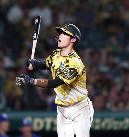 　１０回阪神無死、空振り三振に倒れる中野（撮影・北村雅宏）