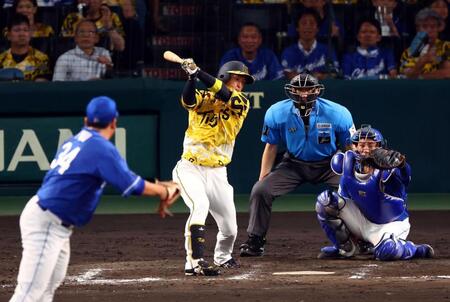 　９回、空振り三振に倒れる近本（投手・福、捕手・石伊）＝撮影・山口登