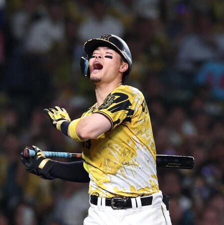 　５回、空振り三振に倒れる佐藤輝（撮影・北村雅宏）