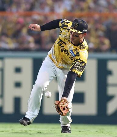 　４回、山本の打球をファンブルする森下（撮影・北村雅宏）