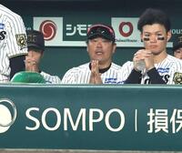 　巨人戦の９回、豊田の打席でベンチから手を合わせて祈る近本（左）＝３日